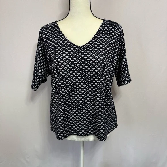Ann Taylor Black and White Boxy V Neck Short Sleeve Top Size L #1854 - Picture 2 of 9
